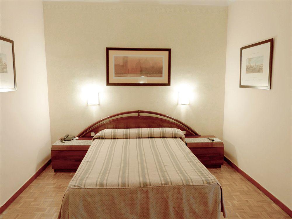 מדריד Gran Hotel Ingles - The Leading Hotels Of The World מראה חיצוני תמונה A single room